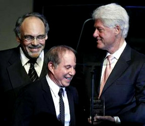 Paul Simon y el doctor Irwin Redlener junto a Bill Clinton